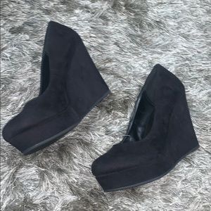 black closed toe wedges